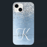 Funda Para iPhone 14 De Case-Mate Nombre del monograma del Purpurina plateado Metali<br><div class="desc">Personaliza fácilmente este diseño de estuche de teléfono de moda de moda con purpurina brillante de bonito plateado sobre un fondo metálico cepillado azul.</div>