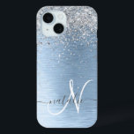 Funda Para iPhone 15 Nombre del monograma del Purpurina plateado Metali<br><div class="desc">Personaliza fácilmente este diseño de estuche de teléfono de moda de moda con purpurina brillante de bonito plateado sobre un fondo metálico cepillado azul.</div>