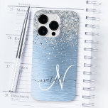 Funda Para iPhone 14 Pro De Case-Mate Nombre del monograma del Purpurina plateado Metali<br><div class="desc">Personaliza fácilmente este diseño de estuche de teléfono de moda de moda con purpurina brillante de bonito plateado sobre un fondo metálico cepillado azul.</div>