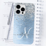 Funda Para iPhone 14 Pro Max De Case-Mate Nombre del monograma del Purpurina plateado Metali<br><div class="desc">Personaliza fácilmente este diseño de estuche de teléfono de moda de moda con purpurina brillante de bonito plateado sobre un fondo metálico cepillado azul.</div>
