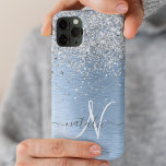 Funda Para iPhone 15 Pro Nombre del monograma del Purpurina plateado Metali<br><div class="desc">Personaliza fácilmente este diseño de estuche de teléfono de moda de moda con purpurina brillante de bonito plateado sobre un fondo metálico cepillado azul.</div>