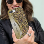 Funda Para iPhone 12 Pro Nombre manuscrito del leopardo dorado Metalizado<br><div class="desc">Este diseño también está disponible en otros modelos de teléfono. Elija Tipo de dispositivo para ver otros fundas de iPhone, Samsung Galaxy o Google. Algunos estilos se pueden cambiar seleccionando Estilo si se trata de una opción. Este diseño puede ser personalizado en el área proporcionada cambiando la foto y/o el...</div>