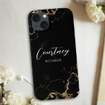 Funda Para iPhone 13 Nombre Monogramado de moda Mármol Negro y Purpurin<br><div class="desc">funda de moda iPhone 13 con fondo de mármol negro y dorado y elegantes fuentes caligráficas para su nombre o iniciales. La cubierta del teléfono incluye espacio para añadir tu nombre o monograma, incluso puedes añadir tu logotipo si usas este estuche de teléfono para tu negocio. Este diseño profesional de...</div>