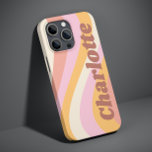 Funda Para iPhone 14 De Case-Mate Nombre personalizado de la ola de vintage Girly Re<br><div class="desc">Los estuches para teléfonos inteligentes iPhone de Girly Retro Vintage Wave personalizada cuentan con una onda retro en tonos rosa, naranja y blanco con tu nombre personalizado en un elegante y moderno guión acentuado. Personalice editando el texto en el cuadro de texto proporcionado. Perfecto para cumpleaños, Navidades, Día de la...</div>