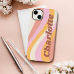 Funda Para iPhone 14 Plus De Case-Mate Nombre personalizado de la ola de vintage Girly Re<br><div class="desc">Los estuches para teléfonos inteligentes iPhone de Girly Retro Vintage Wave personalizada cuentan con una onda retro en tonos rosa, naranja y blanco con tu nombre personalizado en un elegante y moderno guión acentuado. Personalice editando el texto en el cuadro de texto proporcionado. Perfecto para cumpleaños, Navidades, Día de la...</div>