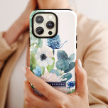 Funda Para iPhone X Nombre personalizado de las flores blancas clásica<br><div class="desc">Este clásico estuche de teléfono con nombre personalizado para flores blancas es el regalo perfecto para ella. El elegante diseño floral presenta marfil suave y anemones y peonías con toques de flores de acuarela azul perwinkle y follaje verde. Personaliza a la funda con su nombre o apellido.</div>