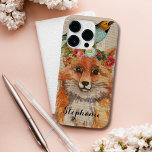 Funda Para iPhone 14 Pro De Case-Mate Nombre personalizado del collarín floral de color<br><div class="desc">Watercolor Fox Floral Collage Personalized Name iPhone Smart Phone Cases incluye una moderna pintura acuarela de un zorro que usa una corona floral con un pájaro en la cabeza. Personalice su nombre personalizado editando el texto en el cuadro de texto proporcionado. Regalos perfectos para Navidades, vacaciones, cumpleaños, Día de la...</div>