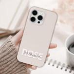 Funda Para iPhone 15 Pro Max Nombre personalizado del guión femenino moderno de<br><div class="desc">Estuche para iPhone con estilo de escritura femenina beige moderna. Personalice fácilmente este moderno y elegante estuche de teléfono con su monograma y nombre personalizado.</div>