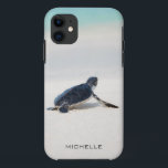Funda Para iPhone 11 Nombre personalizado del viaje a la playa de la to<br><div class="desc">Este diseño presenta una tortuga bebé que lo hace camino al océano después de nacer. Personalice editando el texto en el cuadro de texto o eliminando texto sin nombre. #tortle #Sealife #ocean #seaturtle #laatherback #beach #sealife #personalized #iPhonecase</div>