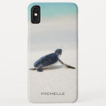 Funda Para iPhone XS Max Nombre personalizado del viaje a la playa de la to<br><div class="desc">Este diseño presenta una tortuga bebé que lo hace camino al océano después de nacer. Personalice editando el texto en el cuadro de texto o eliminando texto sin nombre. #tortle #seacrección #ocean #seaturtle #laatherback #beach #sealife #personalized</div>