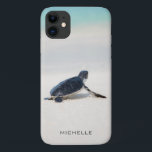 Funda Para iPhone 11 Nombre personalizado del viaje a la playa de la to<br><div class="desc">Este diseño presenta una tortuga bebé que lo hace camino al océano después de nacer. Personalice editando el texto en el cuadro de texto o eliminando texto sin nombre. #tortle #Sealife #ocean #seaturtle #laatherback #beach #sealife #personalized #iPhonecase</div>