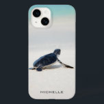 Funda Para iPhone 14 De Case-Mate Nombre personalizado del viaje a la playa de la to<br><div class="desc">Este diseño presenta una tortuga bebé que lo hace camino al océano después de nacer. Personalice editando el texto en el cuadro de texto o eliminando texto sin nombre. #tortle #Sealife #ocean #seaturtle #laatherback #beach #sealife #personalized #iPhonecase</div>