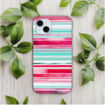 Funda Para iPhone 15 Mini Nombre personalizado moderno de Cyan Magenta de la<br><div class="desc">Los Fundas modernos del patrón de banda de color de agua de color cián y preppy Nombre personalizado iPhone 15 Plus presentan su nombre personalizado, monograma o iniciales en una tipografía de escritura simple sobre un fondo moderno de banda de color cian y mageneta. Un regalo perfecto para su cumpleaños,...</div>