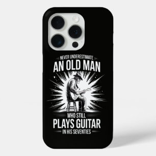 Funda Para iPhone 15 Pro Nunca Subestimes a un Hombre Mayor que Toca la Gui