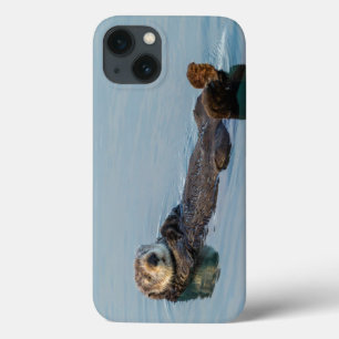 Funda Para iPhone 13 Nutria marina flotando de espaldas en el océano