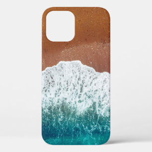 Funda Para iPhone 12 Ola oceánica en una playa de arena, vista de fondo