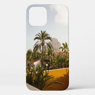Funda Para iPhone 12 Palmeras verdes cerca de un edificio de hormigón m