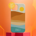 Funda Para iPhone 15 Panorama plano de boho resumen atardecer y montaña<br><div class="desc">Un paisaje abstracto con montañas y puesta de sol. Inspirado por la puesta de sol en el Parque Nacional de las Montañas Rocosas, este encantador dibujo minimalista es un diseño moderno para cualquier minimalista. El guión moderno con los swashes añade un toque moderno a este diseño abstracto. Añade tu nombre...</div>