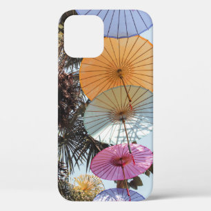 Funda Para iPhone 12 Paraguas rojos sobre un árbol verde