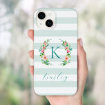 Funda Para iPhone 14 De Case-Mate Paraíso Floral y franjas de menta Monograma<br><div class="desc">Este divertido diseño de moda presenta un fondo a rayas blancas y menta con una corona floral de colores. Personalice el diseño con su nombre y monograma u otro texto. Utilice las herramientas de diseño para elegir cualquier color de fondo, editar los tipos de letra y colores del texto o...</div>