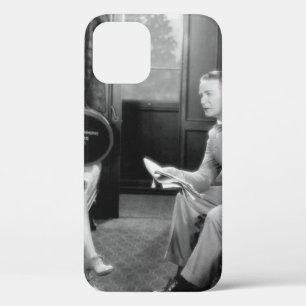 Funda Para iPhone 12 Pareja sentada en un compartimiento de un tren