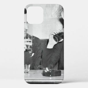 Funda Para iPhone 12 Pareja sentada en un restaurante coqueteando con n