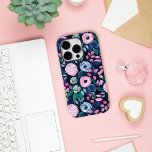 Funda Para iPhone 14 Pro De Case-Mate Patrón de acuarela de color azul con flores de la<br><div class="desc">Esta acuarela moderna y elegante es perfecta para las mujeres de diseño. Está pintado a mano en color rosa berry, rosa rubor, azul marino, azul pastel, amarillo neón, flores verdes verde azuladas y un patrón de hojas sobre un fondo azul marino oscuro. Es artístico, bonito, gentil, delicado y dulce; el...</div>