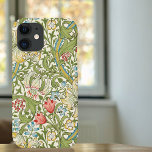 Funda Para iPhone 12 Patrón de Lirio Vintage William Morris<br><div class="desc">Un estuche vintage para iPhone con un diseño del artista inglés William Morris (1834-1896),  Golden Lily (1896). Patrón de las artes y artesanías de flores entrelazadas de lirio con bordes dorados,  hojas verdes y otras flores silvestres.</div>
