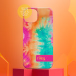 Funda Para iPhone 15 Patrón de tinta de mosaico Naranja rosa caliente V<br><div class="desc">Un diseño atrevido y colorido con tonos agradecidos de rosa caliente, naranja y azul acuático con un divertido bloque de color para añadir tu nombre o cualquier texto. El patrón de tintes de corbata loco tiene una variedad de colores. Puede agregar un nombre, un monograma u otro texto personalizado. Si...</div>