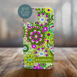 Funda Para iPhone 15 Patrón floral retro de moda con bloque de nombres<br><div class="desc">Un diseño audaz y floral con tonos coloridos de violeta y verde con un divertido bloque de color para añadir tu nombre o cualquier texto. El patrón de flor loco tiene una variedad de colores. Puede agregar un nombre, un monograma u otro texto personalizado. Si necesita mover el dibujo, haga...</div>