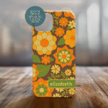 Funda Para iPhone 15 Patrón floral retro de moda con bloque de nombres<br><div class="desc">Un diseño audaz y floral con tonos de oro, naranja y verde con un divertido bloque de color para añadir tu nombre o cualquier texto. El patrón de flor loco tiene una variedad de colores. Puede agregar un nombre, un monograma u otro texto personalizado. Si necesita mover el dibujo, haga...</div>