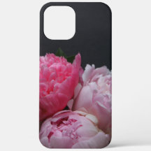 Peonías rosadas sobre fondo oscuro