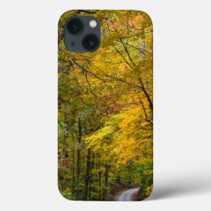 Funda Para iPhone 13 Pequeño camino de grava bordeado con color de otoñ