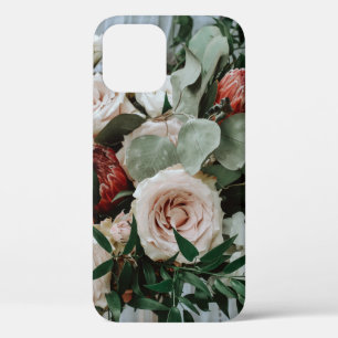 FUNDA PARA iPhone 12 PERSONA CON BOUQUET DE FLORES ROJOS Y ROJOS