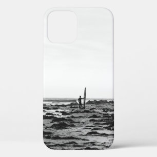 FUNDA PARA iPhone 12 PERSONA CON SURFBOARD CERCA DEL CUERPO DEL AGUA