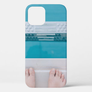 Funda Para iPhone 12 Persona de pie en la escalera de la piscina