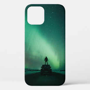 FUNDA PARA iPhone 12 PERSONA PARADA FRENTE A LAS LUCES DE AURORA