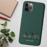 Funda Para iPhone 11 Pro Personalizado Con Nombre Oro Verde Monograma Moder<br><div class="desc">Presentamos el estuche de teléfono monograma moderno con nombre Emerald Green Gold, un accesorio sofisticado y elegante que combina personalización con protección para tu equipo. Este estuche de teléfono monograma presenta un elegante guión cursivo manuscrito con su nombre personalizado en un lujoso esquema de color verde esmeralda y oro. Diseñado...</div>