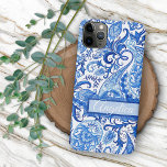 Funda Para iPhone 15 Pro Max Personalizado Luz Azul Oscuro Floral Azul Azul Pai<br><div class="desc">Motivo de diseño paisley holandés Delfts azul y flores blancas contemporáneo sobre fondo blanco. Con banner para personalizar o personalizar con monograma o inicial de su elección. Hermosa, moderna y fresca cubierta para el experto en tendencias y amante del arte, amante de las caderas, amante de los motivos artísticos que...</div>