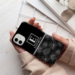 Funda Para iPhone 13 Pro Max Personalizado Monograma moderno Floral blanca y ne<br><div class="desc">¿Busca una forma elegante y personalizada de proteger tu iPhone? No busque más que nuestro moderno estuche para iPhone con flores en blanco y negro personalizado monograma! Este funda, hecho con materiales de alta calidad, te ayudará a mantener tu teléfono a salvo y al mismo tiempo te sentirás bien. Además,...</div>