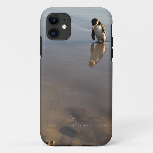 Funda De Case-Mate Para iPhone Pingüino en la playa (Reverso)