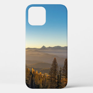 FUNDA PARA iPhone 12 PINOS VERDES EN MONTAÑA BAJO CIELO AZUL DURANTE EL