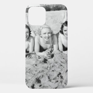 Funda Para iPhone 12 Portrait of five young women lying on the beach an