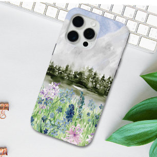 Funda Para iPhone 15 Pro Max Prado de flores azul púrpura acuarela en la montañ