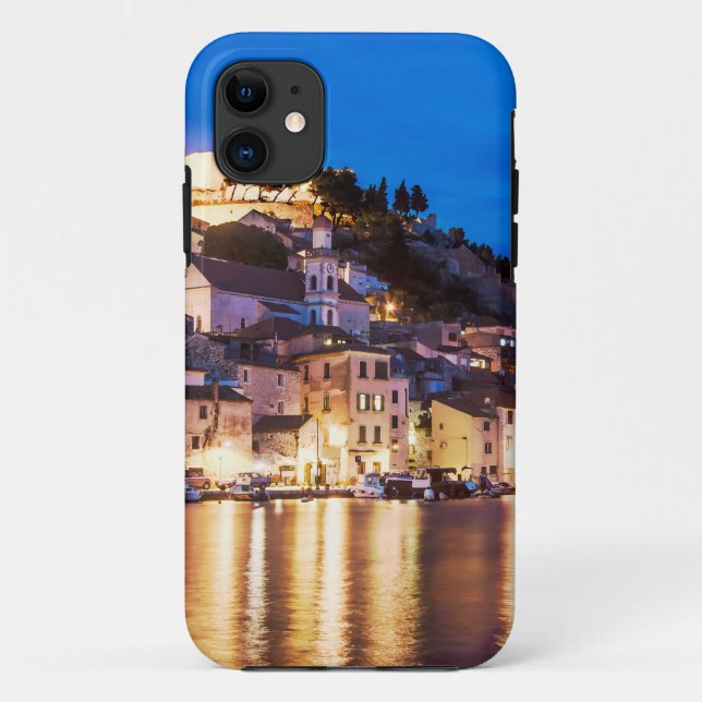 Funda De Case-Mate Para iPhone Pueblo croata Sibenik de noche. (Reverso)