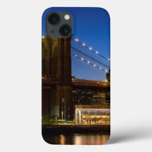Funda Para iPhone 13 Puente de Manhattan y de Brooklyn en la oscuridad