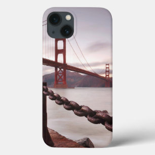 Funda Para iPhone 13 Puente Golden Gate contra las montañas