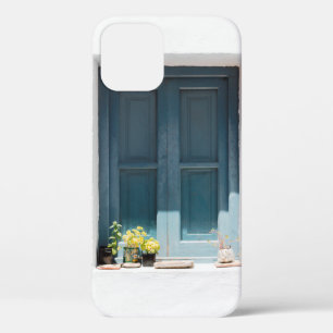 FUNDA PARA iPhone 12 PUERTA DE MADERA AZUL EN MURO DE CONCRETO BLANCO
