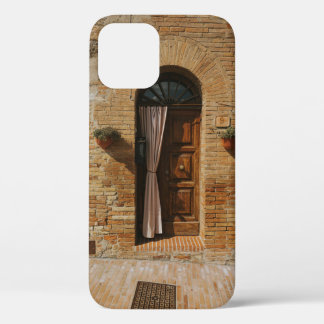 FUNDA PARA iPhone 12 PUERTA DE MADERA MARRÓN EN UNA PARED DE LADRILLO M