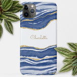 Funda Para iPhone 15 Mini Purpurina de oro de Blue Marble Agate<br><div class="desc">La acuarela azul índigo agita el diseño de mármol con detalles purpurinas en oro falso. Cambie el nombre a personalizar.</div>